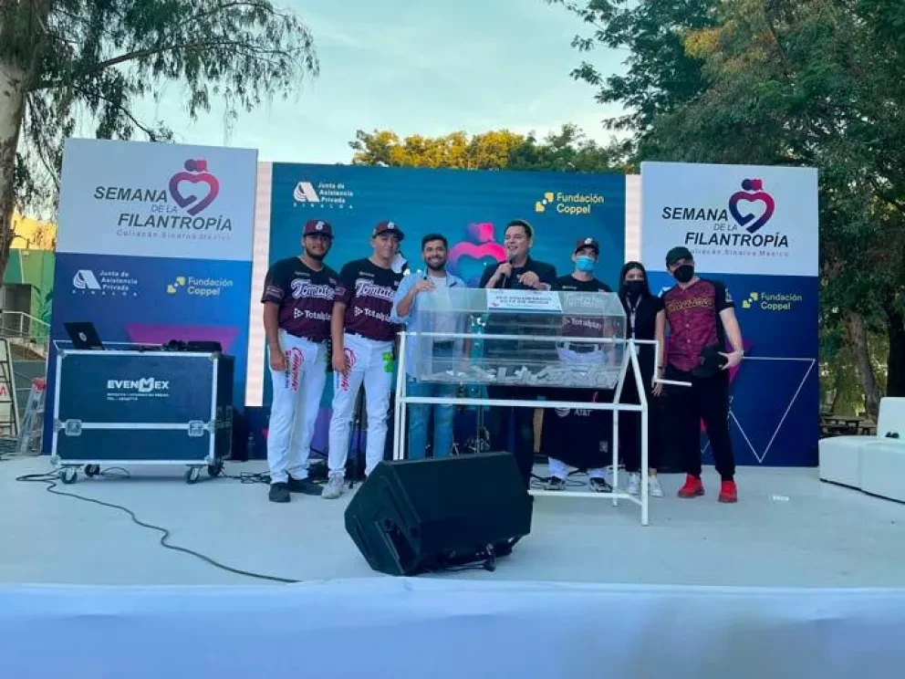 Tomateros de Culiacán regala autógrafos y casacas en Semana de la Filantropía