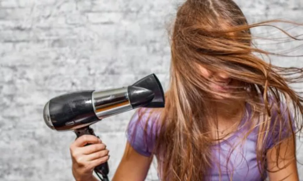 5 secretos para cuidar tu cabello de la secadora y plancha