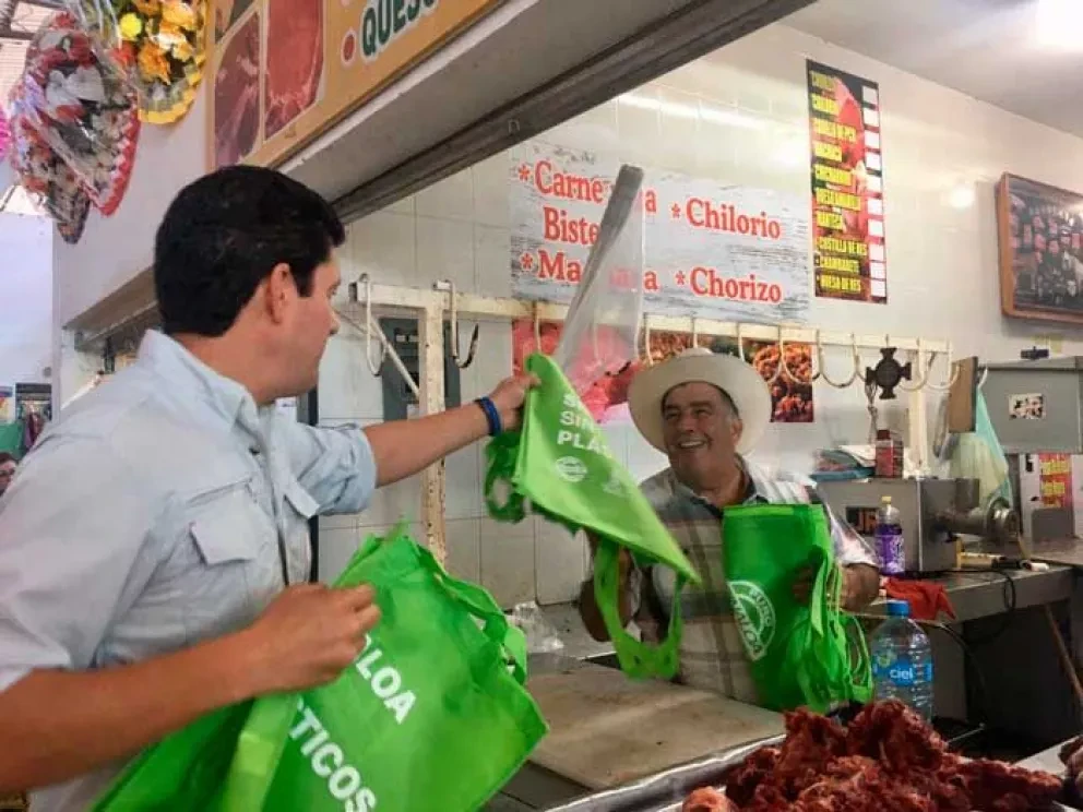Estudiantes de CONALEP distribuyen bolsas reutilizables en Navolato