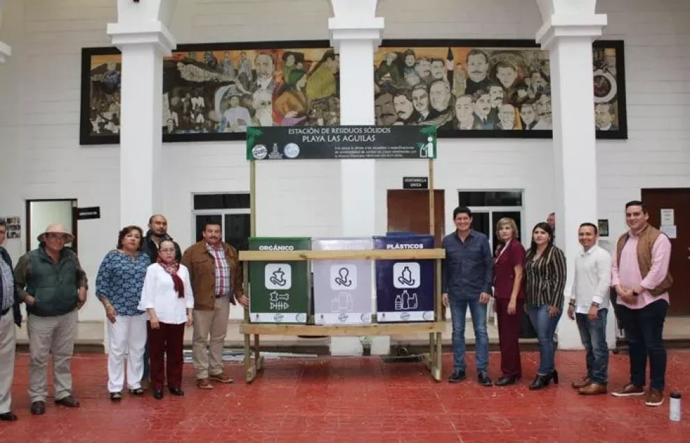 Entrega SEDESU contenedores de basura para playa Las Águilas, Altata