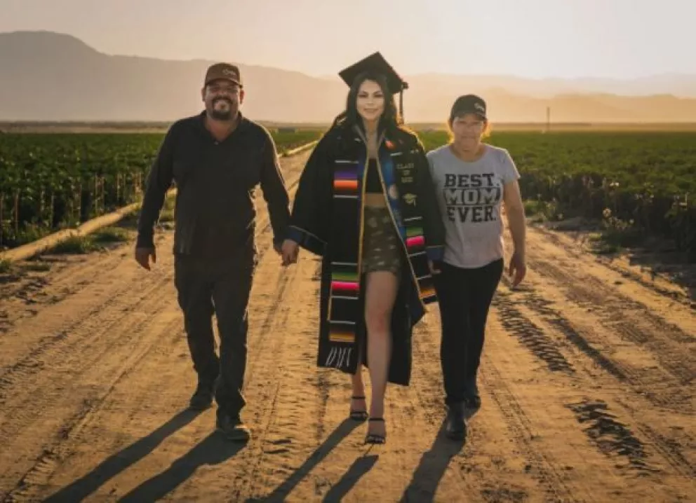 Con fotografías en el campo, graduada de UC San Diego honra a sus padres