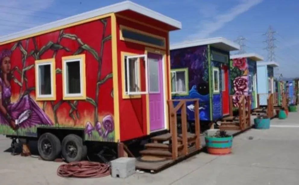 Estudiantes diseñan y construyen casas para jóvenes sin hogar