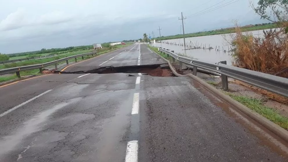 Precaución al viajar, se abre socavón por la autopista Culiacán Mazatlán