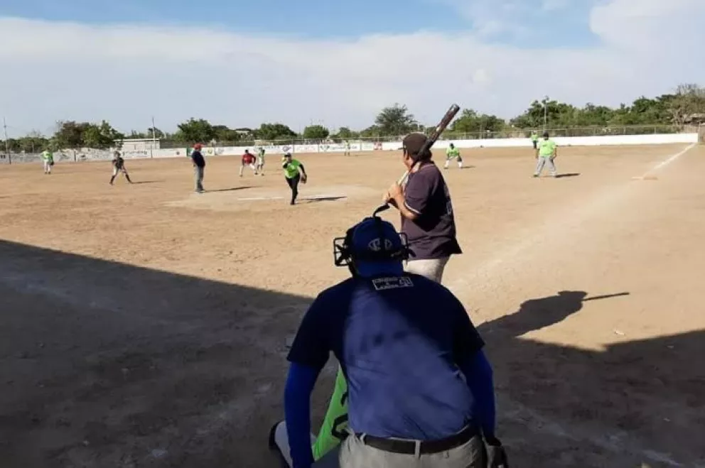 Viene la semifinal de la liga de softbol en Villa Juárez