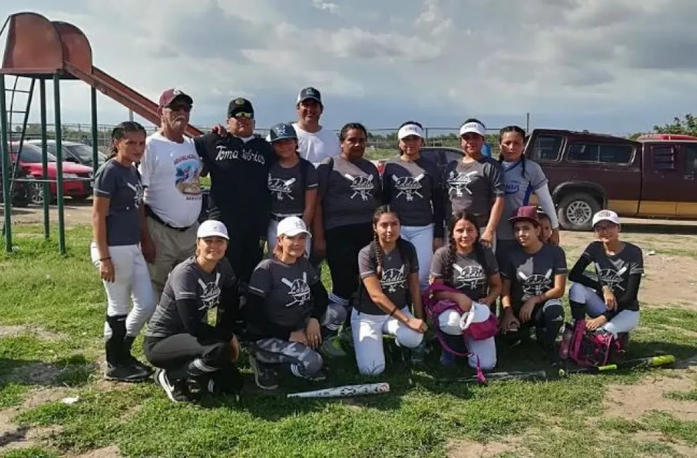 Dos equipos unen deporte y buenas obras en Villa Juárez