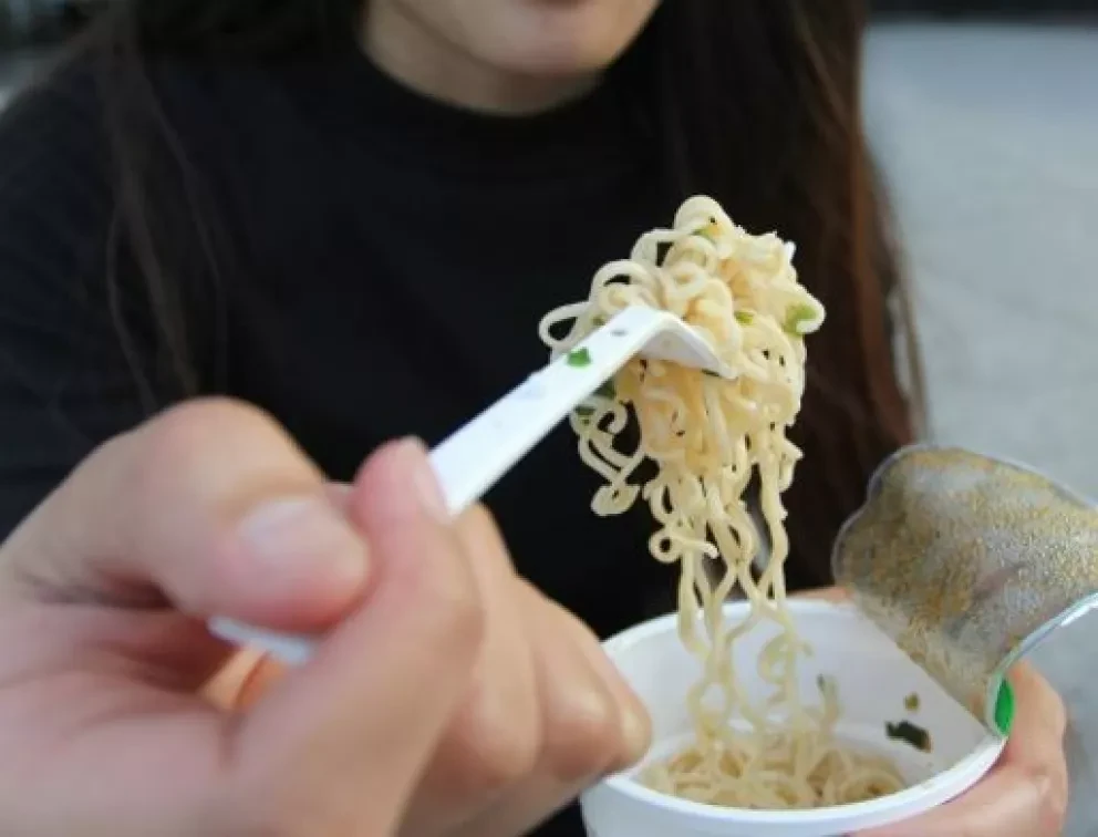 ¿Por qué es malo comer sopa instantánea?