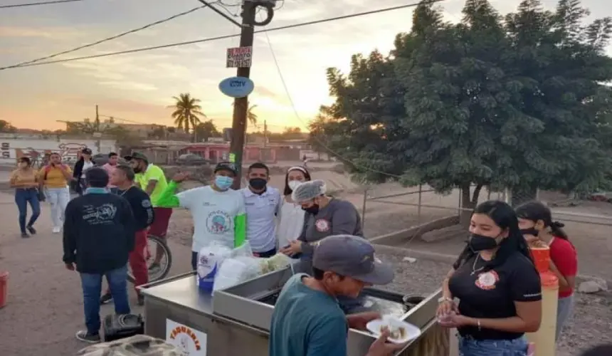 Jóvenes Voluntarios regalan tacos a personas sin hogar en Villa Juárez