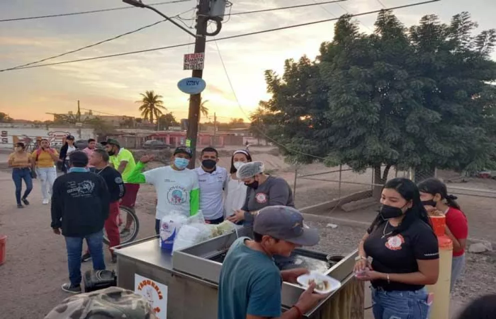 Jóvenes Voluntarios regalan tacos a personas sin hogar en Villa Juárez