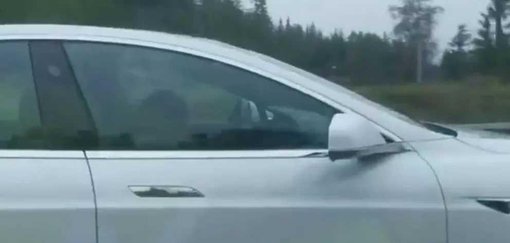 Autopiloto de Tesla le salva la vida a un conductor ebrio