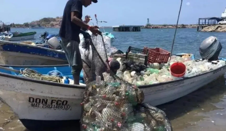 Primer Torneo de Pesca de Plástico en Topolobampo