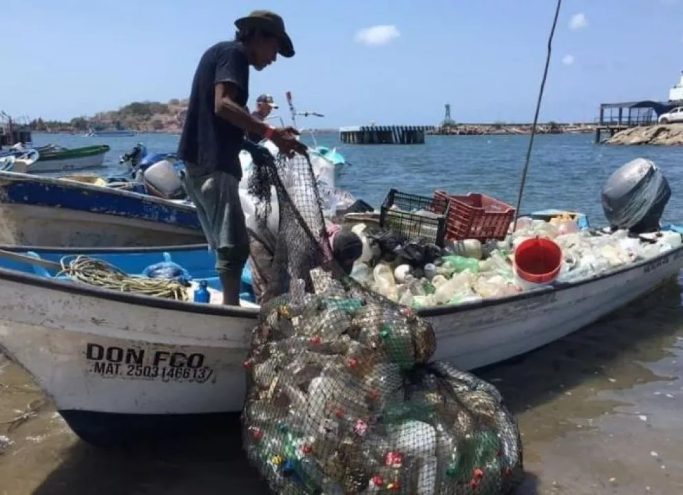 Primer Torneo de Pesca de Plástico en Topolobampo