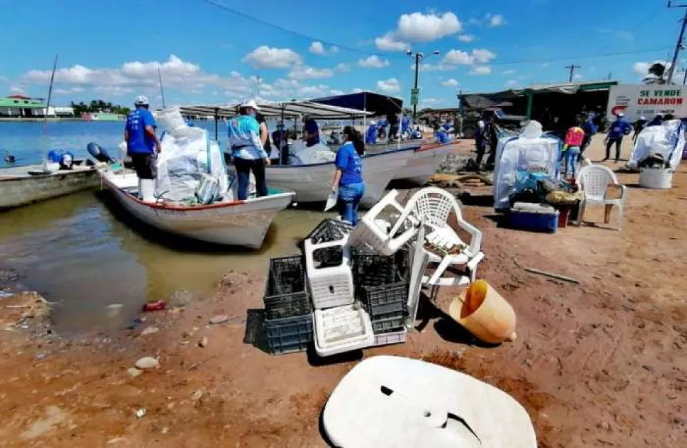 Gana premios por pescar plástico en la Bahía de Altata