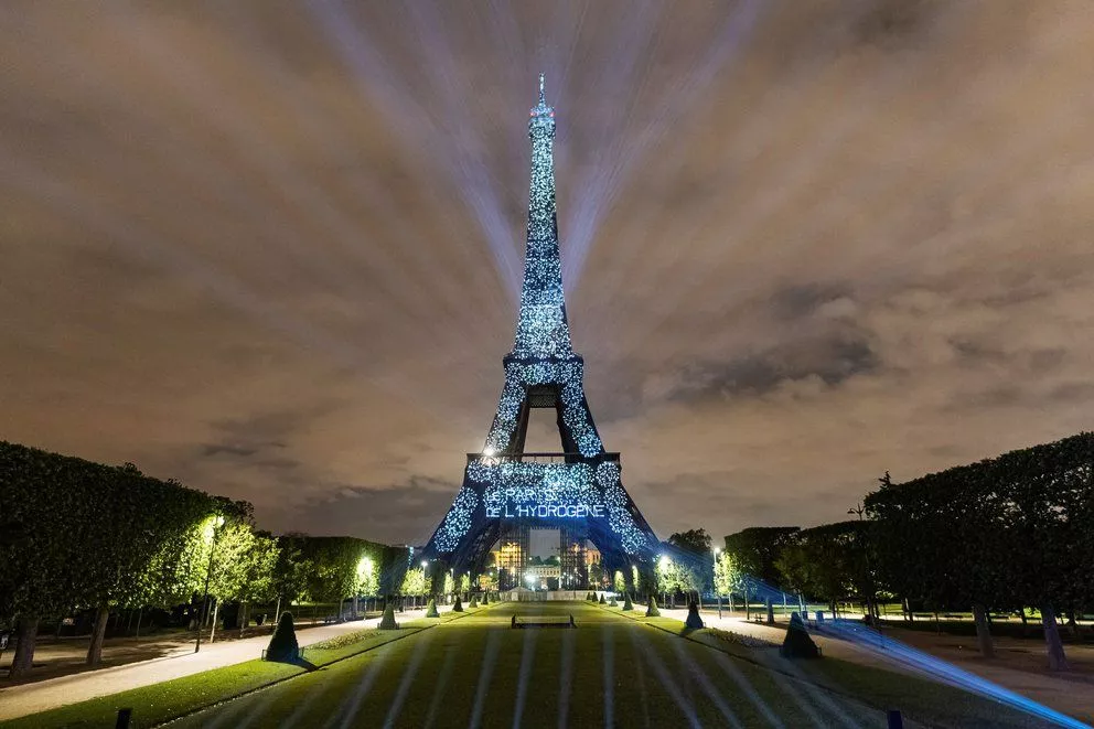 VIDEO: Torre Eiffel es iluminada con hidrógeno