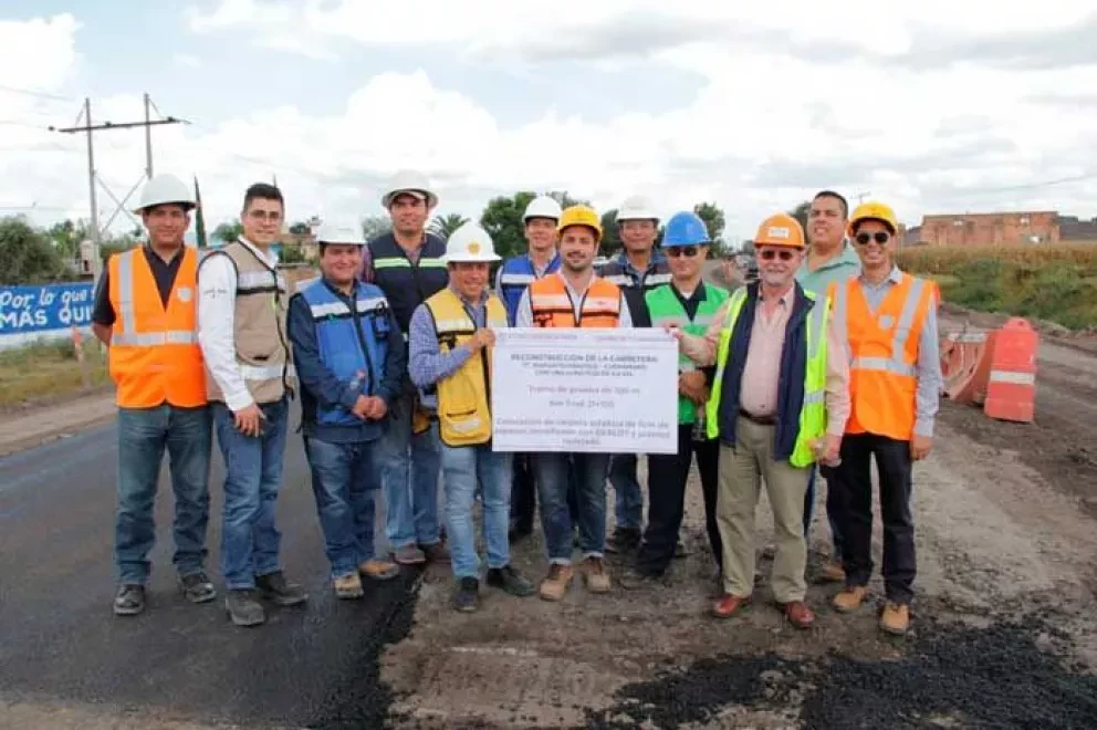 Inauguran tramo carretero hecho de plástico en Guanajuato