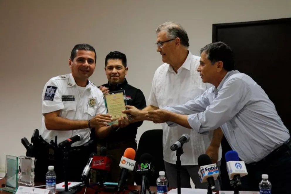 Unión Ganadera Regional reconoce a miembros de seguridad en Culiacán