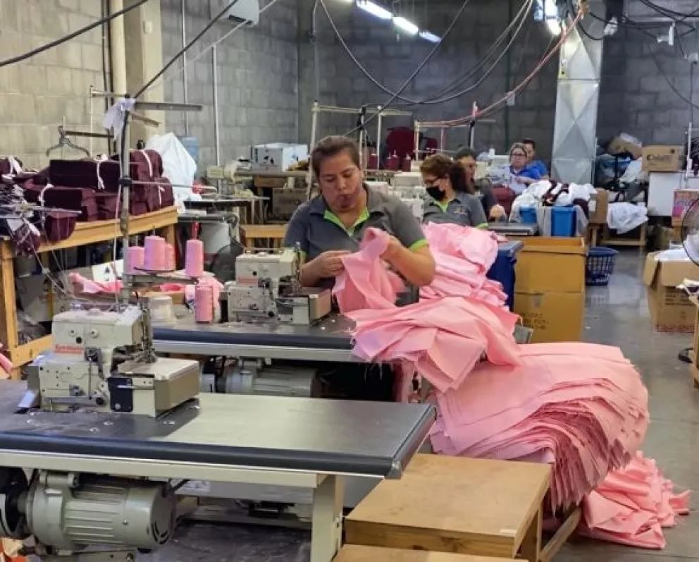 Confeccionan 800 mil uniformes gratuitos en Sinaloa