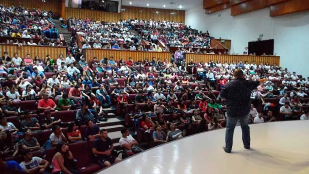 Universitarios se impregnan con pasión y sin máscaras en tema de paz