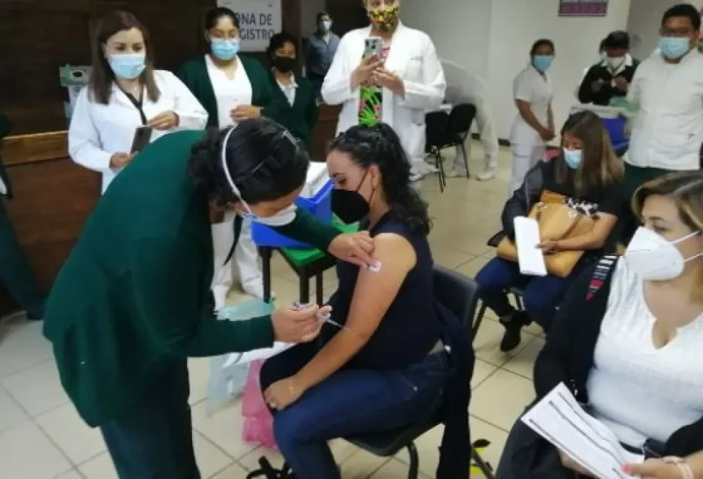 Destacan vacunación de 600 mil personas en un día