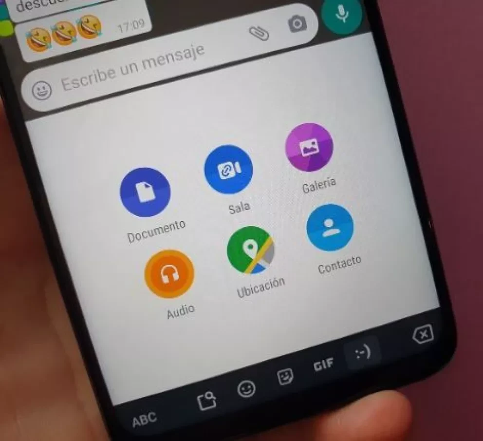 ¿Cómo hacer videollamadas en WhatsApp de 50 personas?