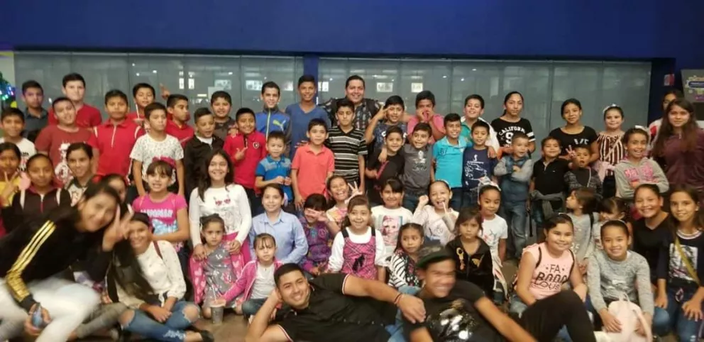 Niños de Villa Juárez visitan cine por primera vez