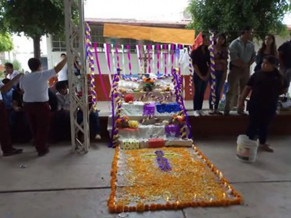 Viven la tradición del día de muertos en Villa Juárez