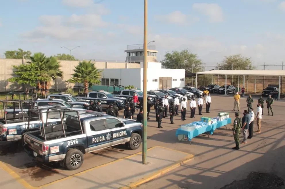 Entregan 8 patrullas y material contra Covid en Navolato