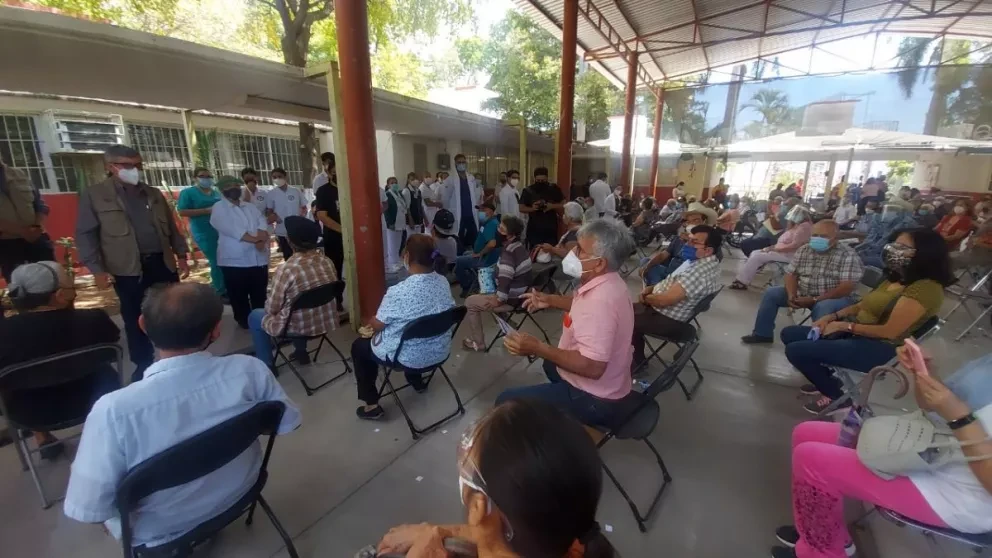 Asegura el Dr. Encinas vacunas para todos los adultos mayores