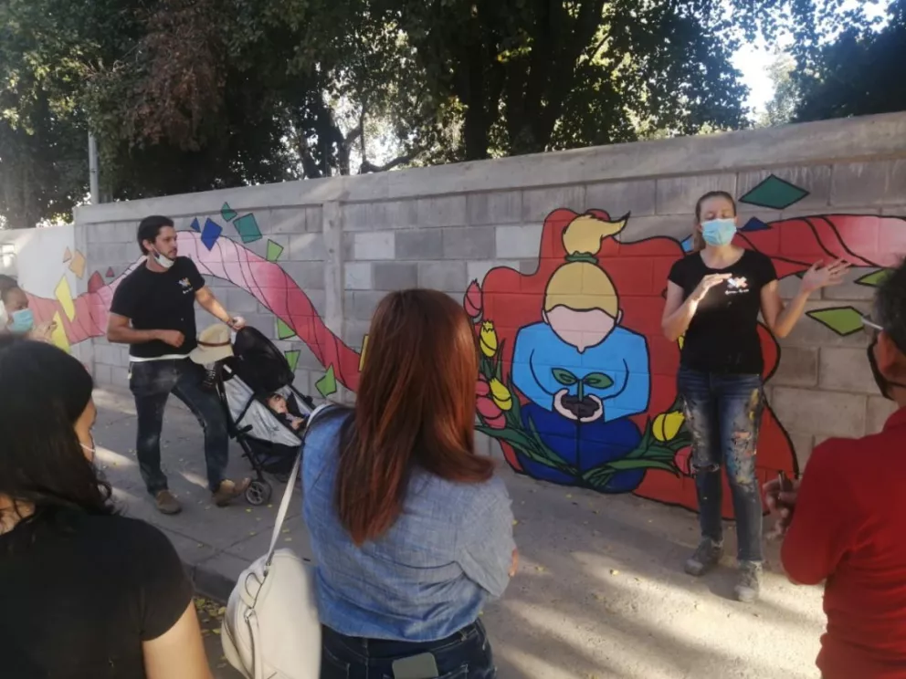 Vecinos honran a la madre con mural participativo en la 10 de mayo