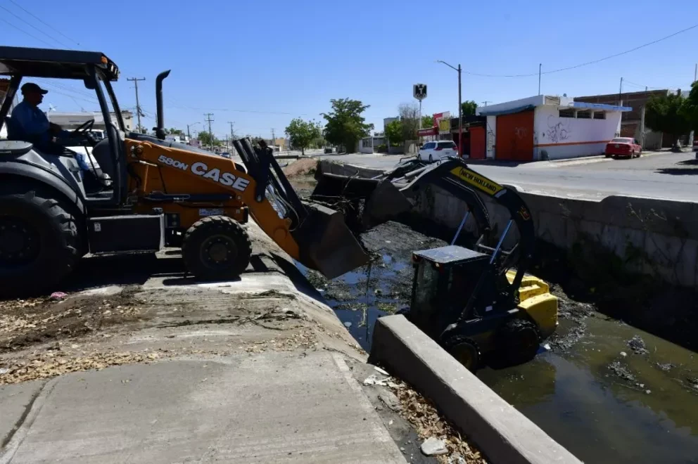 Desasolvan arroyo utilizado como basurero en sector Chulavista