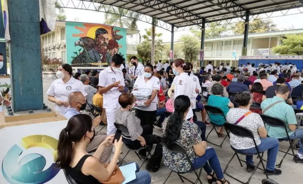 En orden vacunación de personal educativo en Culiacán
