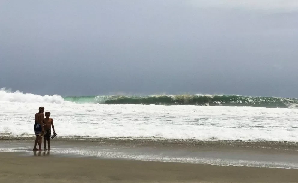 Recomiendan no bañarse en mar abierto ante altos oleajes