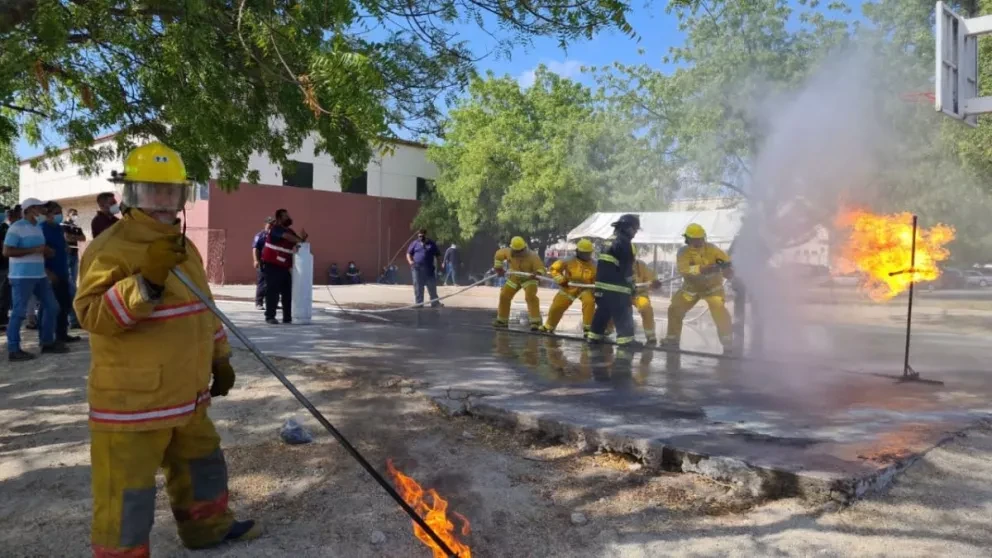 Capacitan a brigadistas para sofocar incendios
