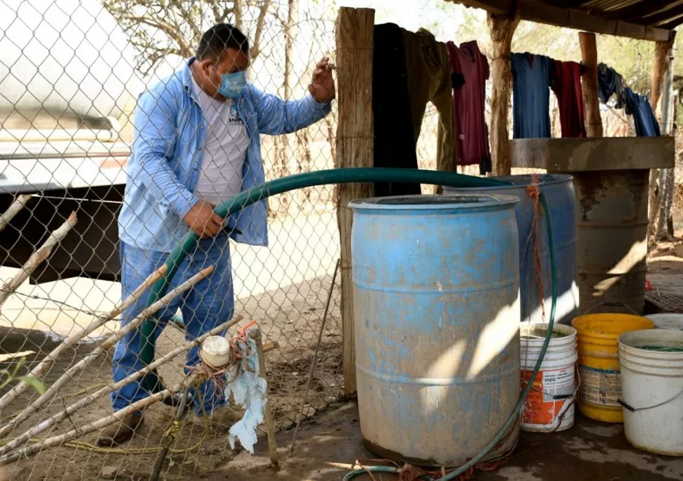 Con pipas de agua mitigan la sequía