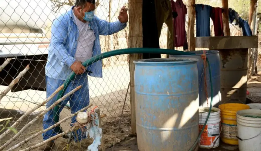 Con pipas de agua mitigan la sequía