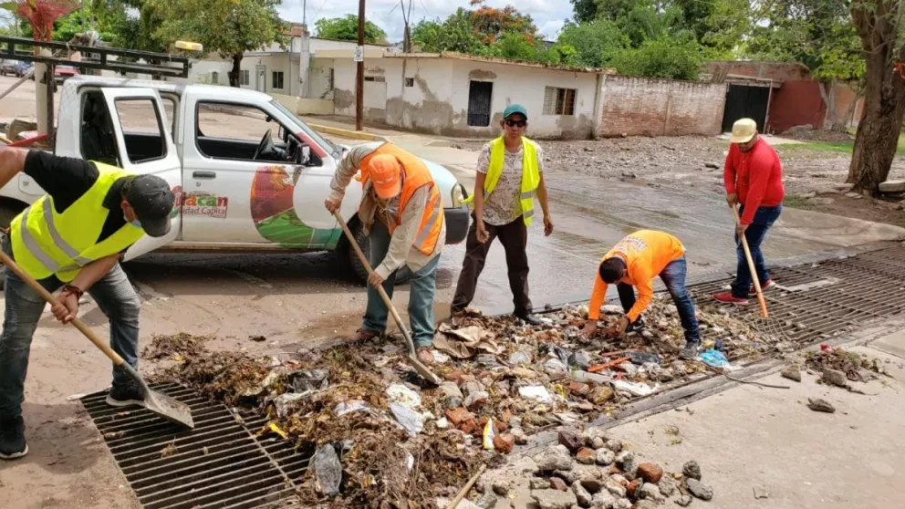 Tras las lluvias limpian las rejillas en la ciudad