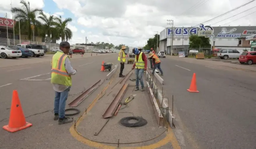 Dan Movilidad Segura en camellón central salida de carretera a Sanalona