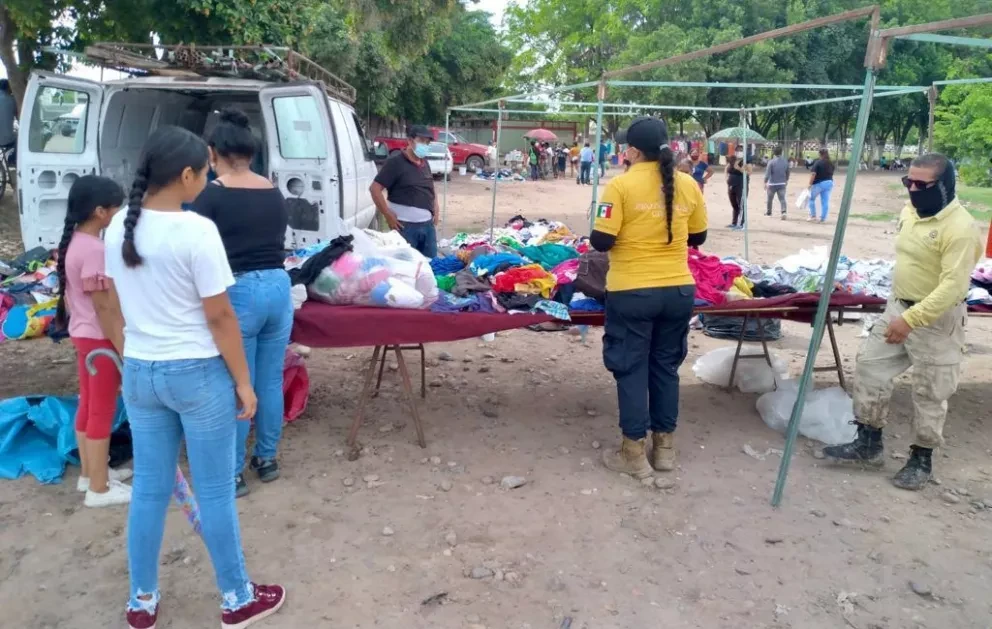 Agentes de Protección Civil Retiran tianguis de Villa Juárez