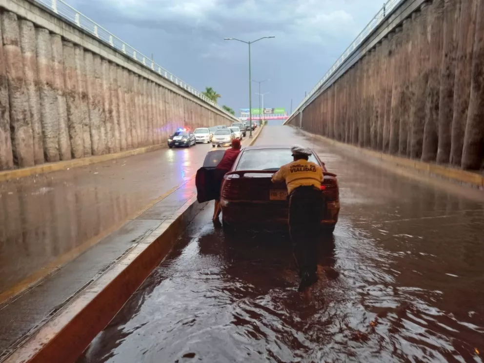 Lluvias causan cierre de calles en Culiacán
