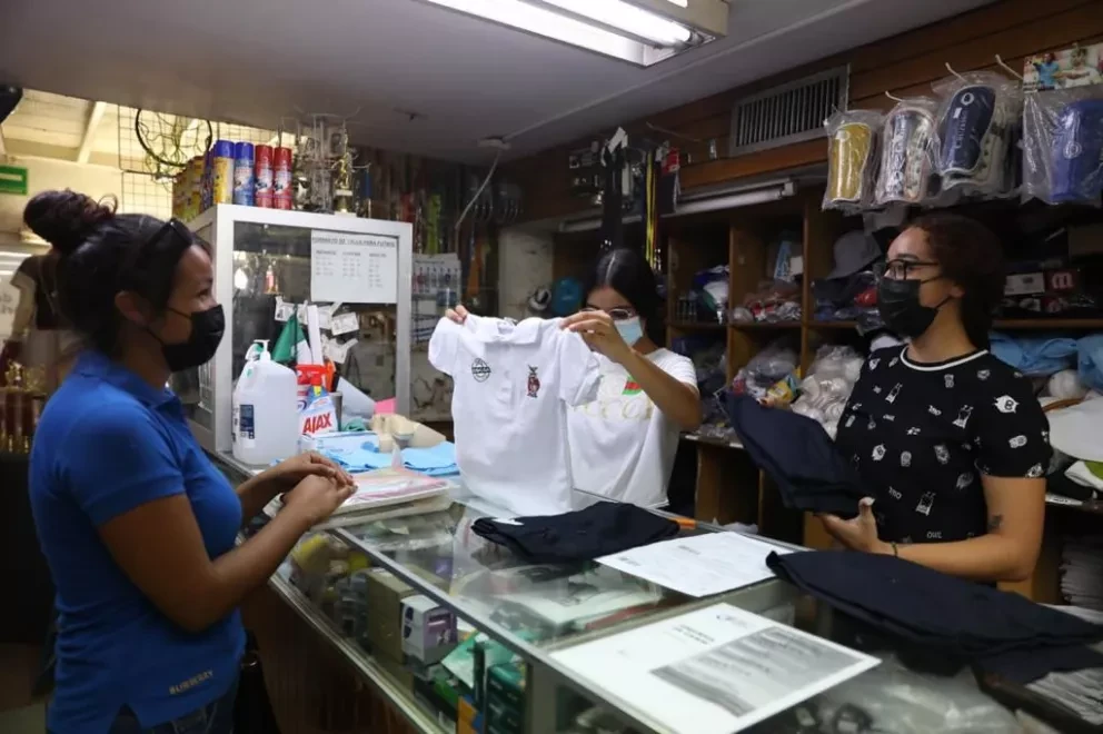 Da inicio el canje de útiles y uniformes gratuitos