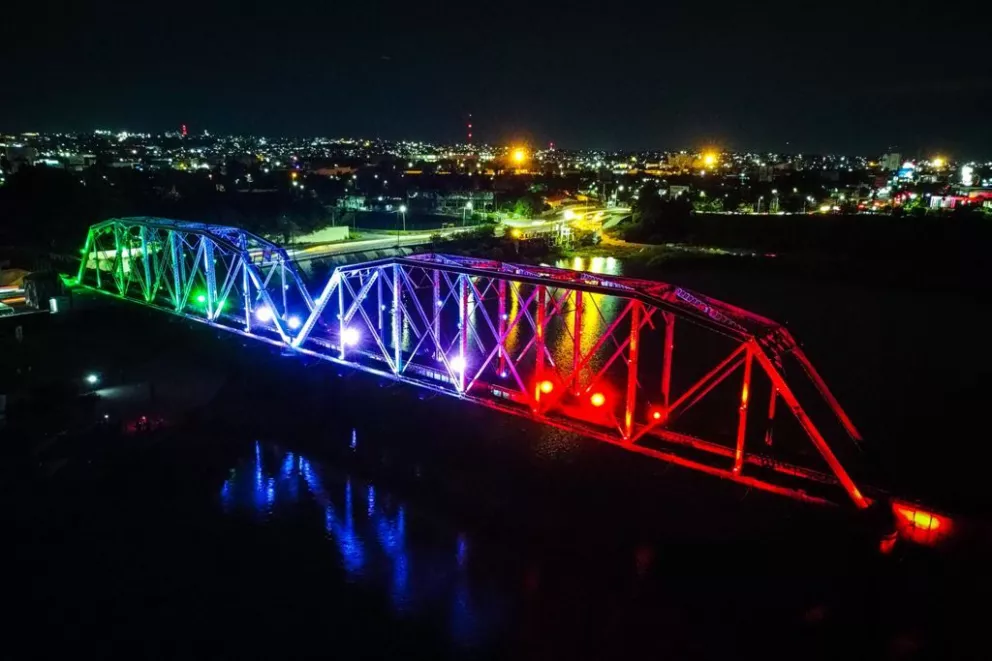 Iluminan el Puente Negro de Culiacán