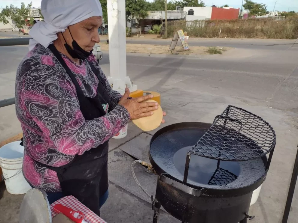 Doña Mary vende gorditas y atole para darte un gustito en Alturas del Sur
