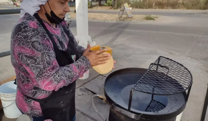 Doña Mary vende gorditas y atole para darte un gustito en Alturas del Sur