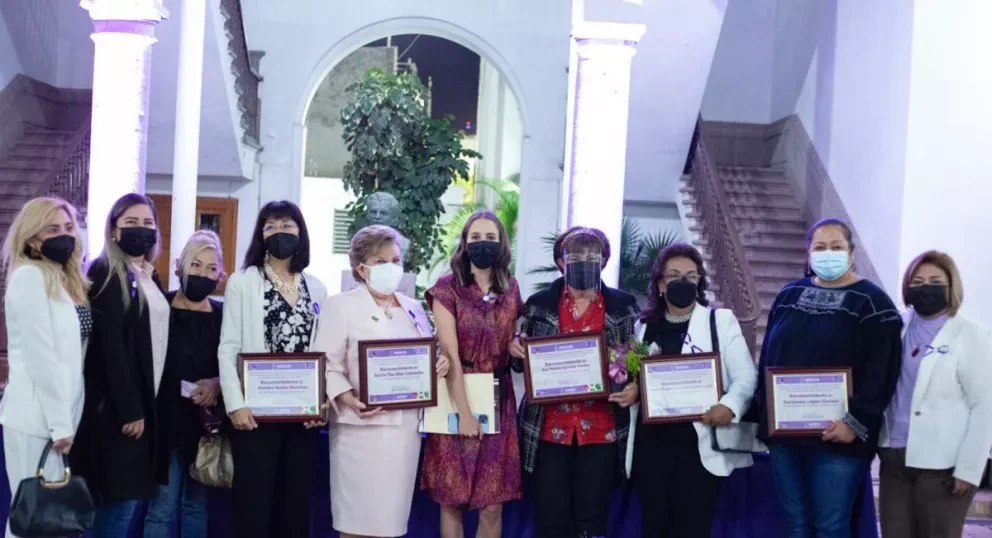 Destacadas mujeres sinaloenses reciben su galardón