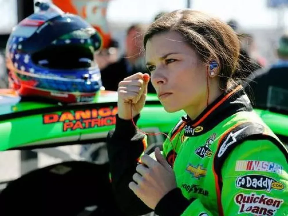 México abre las puertas a la carrera femenil de automóviles