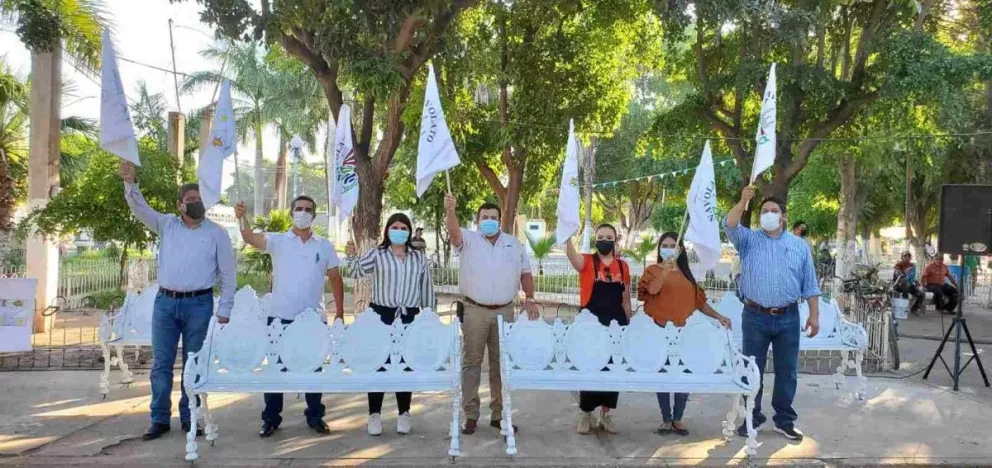 Ya pusieron bancas nuevas en la plazuela de Villa Juárez