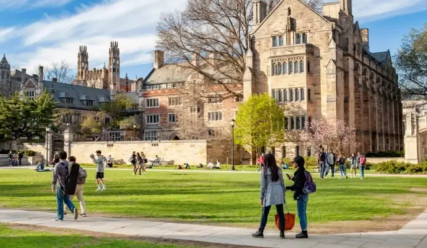 Aprovecha cursos en línea gratis de Yale en español