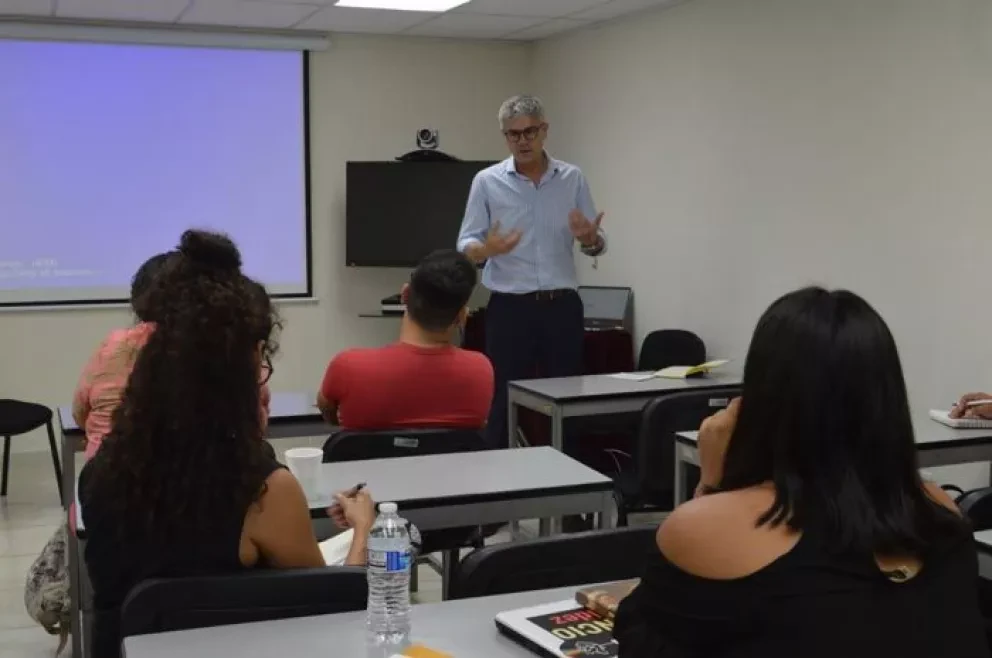 Héctor Zamarrón capacita en movilidad a medios de comunicación en Culiacán
