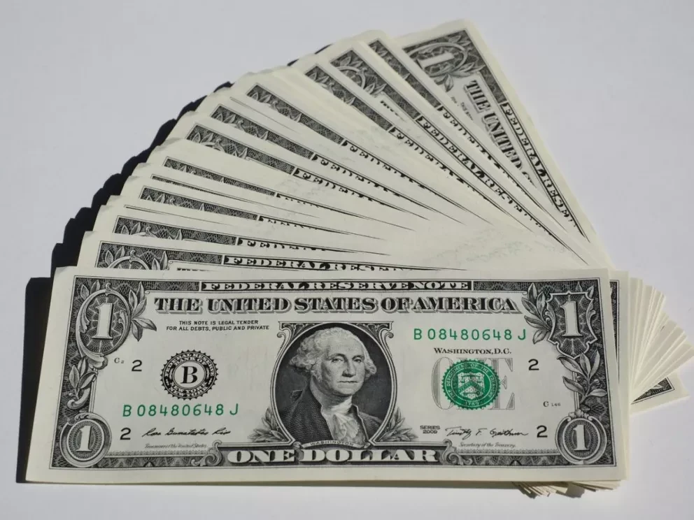Dólar hoy: Dólar sigue perdiendo su valor, peso sigue como una de las monedas emergentes más solidas