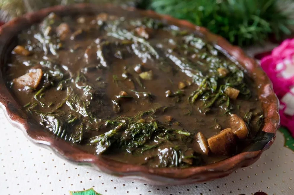 Saborea unos ricos romeritos con mole.