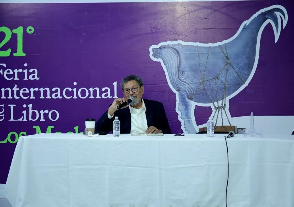 Élmer Mendoza charla sobre “Ulises”, obra del irlandés James Joyce; está el FIL de Los Mochis.